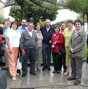Touriño y Soneira, con representantes del PSOE en el exterior. Touriño y Soneira, con representantes del PSOE en el exterior.