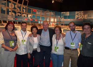 Touriño y su esposa posan con algunos de los representantes del exterior. Touriño y su esposa posan con algunos de los representantes del exterior.