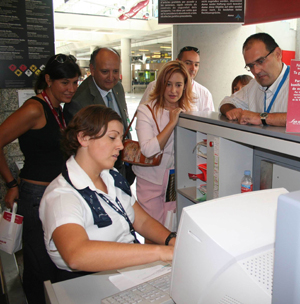 Viajeros del aeropuerto de Asturias esperan su turno, en una imagen de archivo. Viajeros del aeropuerto de Asturias esperan su turno, en una imagen de archivo.