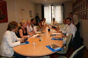 Los miembros de la Comisión Delegada del Consejo Asturiano de Comunidades al inicio de la reunión. Los miembros de la Comisión Delegada del Consejo Asturiano de Comunidades al inicio de la reunión.