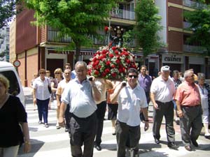Un intre da procesión que percorreu distintas rúas da vila. Un intre da procesión que percorreu distintas rúas da vila.