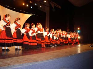 Las integrantes del grupo folclórico, ataviadas con el traje típico gallego. Las integrantes del grupo folclórico, ataviadas con el traje típico gallego.