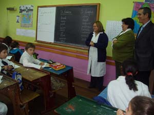 Guillermina Hernández y Miguel Angel Machín visitan una de las aulas de la escuela Islas Canarias. Guillermina Hernández y Miguel Angel Machín visitan una de las aulas de la escuela Islas Canarias.
