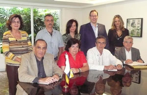 Representantes de Fedecanarias, junto a Guillermina Hernández durante la reunión en la ORI del Gobierno de Canarias. Representantes de Fedecanarias, junto a Guillermina Hernández durante la reunión en la ORI del Gobierno de Canarias.