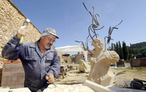 Uno de los escultores cubanos, durante su trabajo con la piedra. Uno de los escultores cubanos, durante su trabajo con la piedra.