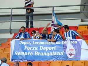 Parte de los aficionados del Deportivo que se dieron cita en el partido. Parte de los aficionados del Deportivo que se dieron cita en el partido.