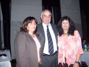 El presidente del Centro Valenciano con dos de las directivas del Centro Castallano y Leonés. El presidente del Centro Valenciano con dos de las directivas del Centro Castallano y Leonés.