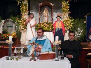 El Rvdo. José Antonio Clemente, de origen gomero, oficia la Santa Misa en honor de la Virgen de Candelaria. El Rvdo. José Antonio Clemente, de origen gomero, oficia la Santa Misa en honor de la Virgen de Candelaria.