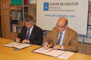 Manuel Luis Rodríguez –a la dcha.–, durante la firma con Fernández Castro. Manuel Luis Rodríguez –a la dcha.–, durante la firma con Fernández Castro.