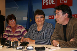 La diputada Marisol Soneira –en el centro–, a su lado María de los Ángeles Ruisánchez, secretaria general del PSOE Buenos Aires; y Carlos Fernández, responsable de prensa de la delegación local. La diputada Marisol Soneira –en el centro–, a su lado María de los Ángeles Ruisánchez, secretaria general del PSOE Buenos Aires; y Carlos Fernández, responsable de prensa de la delegación local.