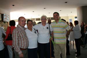 Ruiz, con el presidente del Centro astur de Caracas, Martínez Niembro, y dos de las usuarias del Centro de Día. Ruiz, con el presidente del Centro astur de Caracas, Martínez Niembro, y dos de las usuarias del Centro de Día.