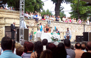 Misa cantada en el parque de San Francisco, durante la fiesta de las Casas Regionales del 2007. Misa cantada en el parque de San Francisco, durante la fiesta de las Casas Regionales del 2007.