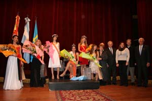 La nueva reina y princesas, junto a las demás candidatas y directivos del Centro Asturiano de Buenos Aires. La nueva reina y princesas, junto a las demás candidatas y directivos del Centro Asturiano de Buenos Aires.
