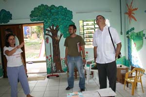 Valentín Ruiz en el aula infantil de la Escola Nacional Florestan Fernándes con dos responsables pedagógicos. Valentín Ruiz en el aula infantil de la Escola Nacional Florestan Fernándes con dos responsables pedagógicos.