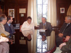 Soneira visitó el ‘Hogar Español’ –en la foto, junto a su presidente–, durante su estancia en Montevideo. Soneira visitó el ‘Hogar Español’ –en la foto, junto a su presidente–, durante su estancia en Montevideo.