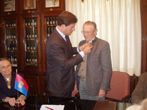 El presidente de la Diputación impone una insignia al presidente del Centro Gallego de Montevideo. El presidente de la Diputación impone una insignia al presidente del Centro Gallego de Montevideo.