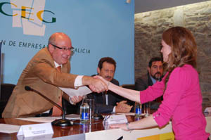 El secretario xeral de Emigración, Manuel Luis Rodríguez, entrega el diploma a una de las asistentes al curso. El secretario xeral de Emigración, Manuel Luis Rodríguez, entrega el diploma a una de las asistentes al curso.