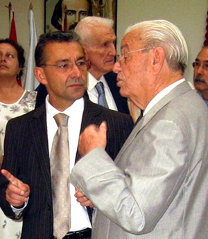 El presidente Paulino Rivero (izda.) se muestra solidario con los afectados. El presidente Paulino Rivero (izda.) se muestra solidario con los afectados.