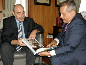 Efraín Medina (Dcha.) con el cónsul de Cuba en Canarias, Julio Álvarez. Efraín Medina (Dcha.) con el cónsul de Cuba en Canarias, Julio Álvarez.