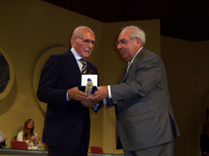 Venancio Blanco, presidente del Club Tinetense, recibe la Medalla de Platas. Venancio Blanco, presidente del Club Tinetense, recibe la Medalla de Platas.