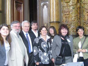 María José Ramos y Mª Eugenia Álvarez con representantes de la Municipalidad de La Plata, el Presidente del CA de Buenos Aires, representantes del Centro de La Plata y miembros de la organización del Congreso. María José Ramos y Mª Eugenia Álvarez con representantes de la Municipalidad de La Plata, el Presidente del CA de Buenos Aires, representantes del Centro de La Plata y miembros de la organización del Congreso.