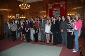 El presidente de la Diputación de Zamora con los jóvenes descendientes de emigrantes. El presidente de la Diputación de Zamora con los jóvenes descendientes de emigrantes.
