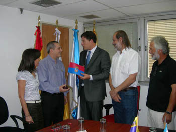 Antonio Collazo, secretario general de AEGV; Jorge Noval, cónsul general adjunto; José Ramón Gómez Besteiro; Melchor Roel, alcalde de Viveiro; y José Francisco Armas, consejero de Trabajo de la Embajada de España. Antonio Collazo, secretario general de AEGV; Jorge Noval, cónsul general adjunto; José Ramón Gómez Besteiro; Melchor Roel, alcalde de Viveiro; y José Francisco Armas, consejero de Trabajo de la Embajada de España.