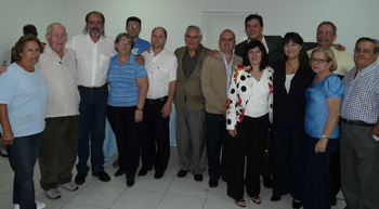 Gómez Besteiro y Roel Rivas posan junto a algunos lucenses y a la Junta Directiva de la ‘Asociación Fillos da Provincia de Lugo’. Gómez Besteiro y Roel Rivas posan junto a algunos lucenses y a la Junta Directiva de la ‘Asociación Fillos da Provincia de Lugo’.