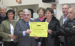 Ramos y Álvarez entregan el reconocimiento de asturianía. Ramos y Álvarez entregan el reconocimiento de asturianía.