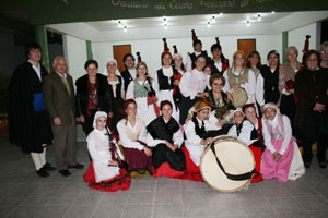 La consejera Ramos y el presidente del Centro Asturiano posan junto a los integrantes del grupo artístico de la entidad. La consejera Ramos y el presidente del Centro Asturiano posan junto a los integrantes del grupo artístico de la entidad.