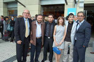Rodriguez posa con miembros de la colectividad gallega en Euskadi. Rodriguez posa con miembros de la colectividad gallega en Euskadi.