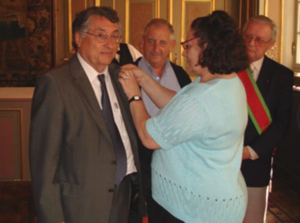 Pilar Granda impone a De la Cera el galardón. Pilar Granda impone a De la Cera el galardón.