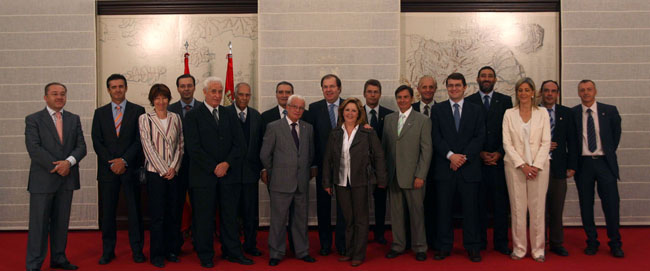 Herrera, con los miembros del Consejo de la Emigración de Castilla y León. Herrera, con los miembros del Consejo de la Emigración de Castilla y León.