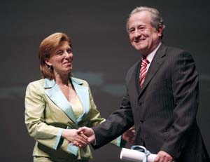 La consejera de Cultura, María José Salgueiro, entrega el premio a Francisco Luis Simeni Santoni. La consejera de Cultura, María José Salgueiro, entrega el premio a Francisco Luis Simeni Santoni.