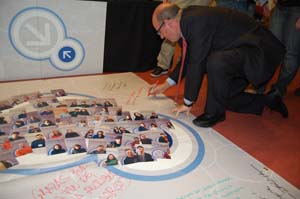Rodríguez, en el momento de firmar en el panel de participantes. Rodríguez, en el momento de firmar en el panel de participantes.