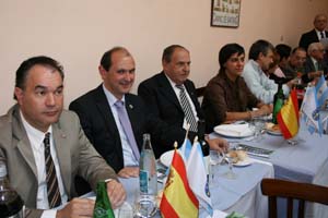 En la mesa de cabecera, –de izda. a dcha.– José Crespo, Rafael Louzán, Marcial Sánchez y Paola Fernández. En la mesa de cabecera, –de izda. a dcha.– José Crespo, Rafael Louzán, Marcial Sánchez y Paola Fernández.