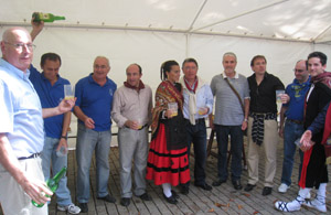 Autoridades locales de Logroño y provinciales de La Rioja, junto con miembros y amigos del Centro en las fiestas. Autoridades locales de Logroño y provinciales de La Rioja, junto con miembros y amigos del Centro en las fiestas.