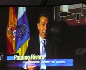 Vídeo con palabras de salutación del presidente del Gobierno de Canarias, Paulino Rivero, transmitido al público presente.
