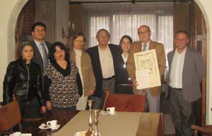 Manuel Luis Rodríguez y Carlos Cortón posan con profesores y alumnos del Instituto de Estudios Avanzados. Manuel Luis Rodríguez y Carlos Cortón posan con profesores y alumnos del Instituto de Estudios Avanzados.