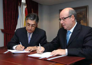 Fernández Moreda –izda.– y Manuel Luis Rodríguez, durante la firma. Fernández Moreda –izda.– y Manuel Luis Rodríguez, durante la firma.
