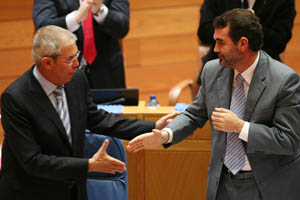 Touriño y Quintana se estrechan la mano durante el debate celebrado la pasada semana en al Parlamento gallego. Touriño y Quintana se estrechan la mano durante el debate celebrado la pasada semana en al Parlamento gallego.