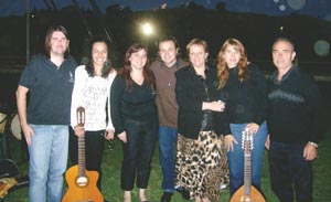 Xosé María Porteiro, felicitando a parte del grupo en una actuación. Xosé María Porteiro, felicitando a parte del grupo en una actuación.