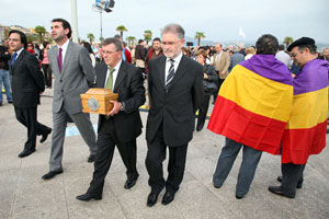 Abel López, el sobrino de Picallo y Quintana, antes del traslado de los restos mortales.