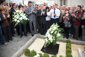 La comitiva durante el acto de homenaje.