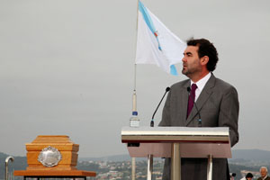 El vicepresidente, durante el acto previo al entierro.