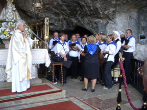 El Coro del Centro Asturiano, durante su debut en la Cueva de Covadonga. El Coro del Centro Asturiano, durante su debut en la Cueva de Covadonga.