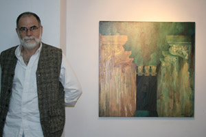 El pintor, junto a uno de los cuadros que expone en la galería Chroma, en Vigo. El pintor, junto a uno de los cuadros que expone en la galería Chroma, en Vigo.