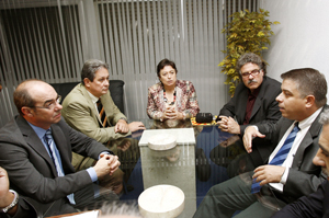 Felipe Pérez –primero por la dcha.–, durante la reunión con el BNG. Felipe Pérez –primero por la dcha.–, durante la reunión con el BNG.
