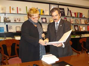 Porteiro y Gleadell, durante la visita a la Delegación de la Xunta. Porteiro y Gleadell, durante la visita a la Delegación de la Xunta.