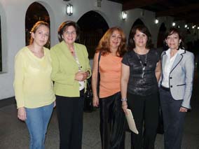 Karina Fernández de Barreiro, Conchi Amador, presidenta de la Asociación Virgen del Pino; Doris Aguilar, Mariela Valladares de Santana, coordinadora de ‘Balcón Canario’; y Josefina Benítez, secretaria general de Fedecanarias.